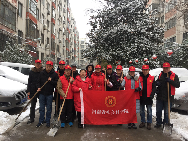 2.14 义务扫雪合影_副本.jpg